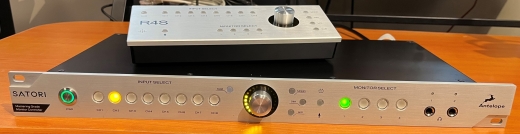 Antelope Audio - SATORI W/R4S  Mastering Grade Monitoring Controller 2